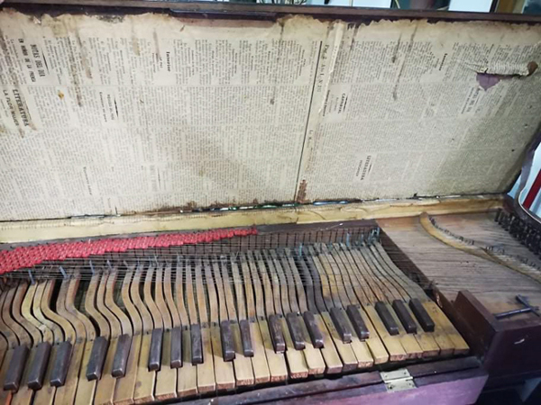 [Clavichord B.6, keys]