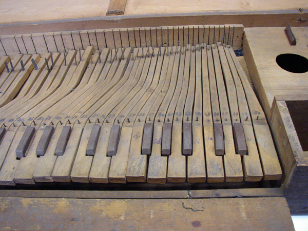 [Clavichord P.2, Brussels,  Mus&eacute;e des Instruments de Musique 3385, treble keys]